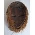 Afrikaans houten masker met schelpen en wit gezicht